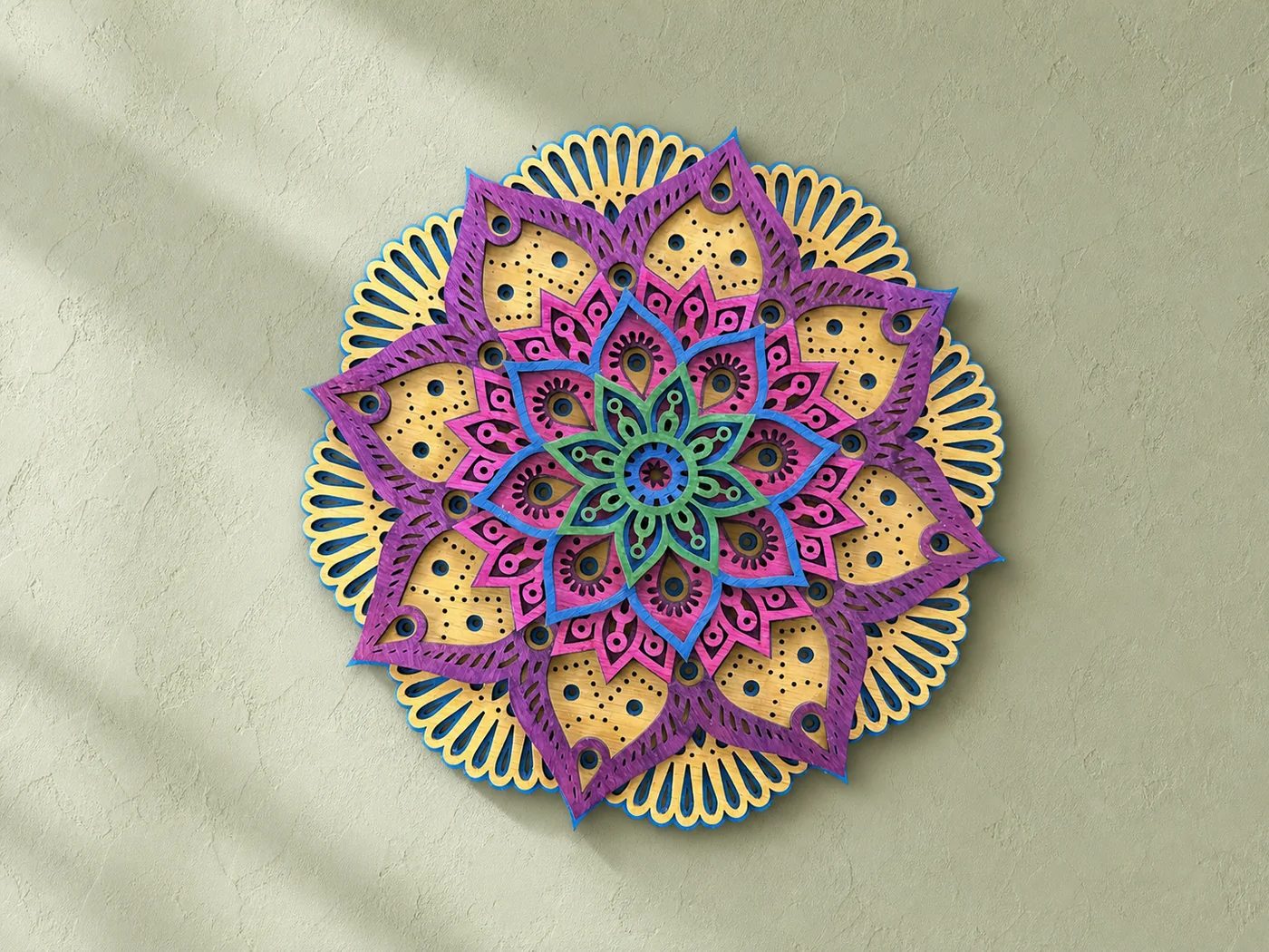 Mandala din lemn stratificat, decupată laser și colorată