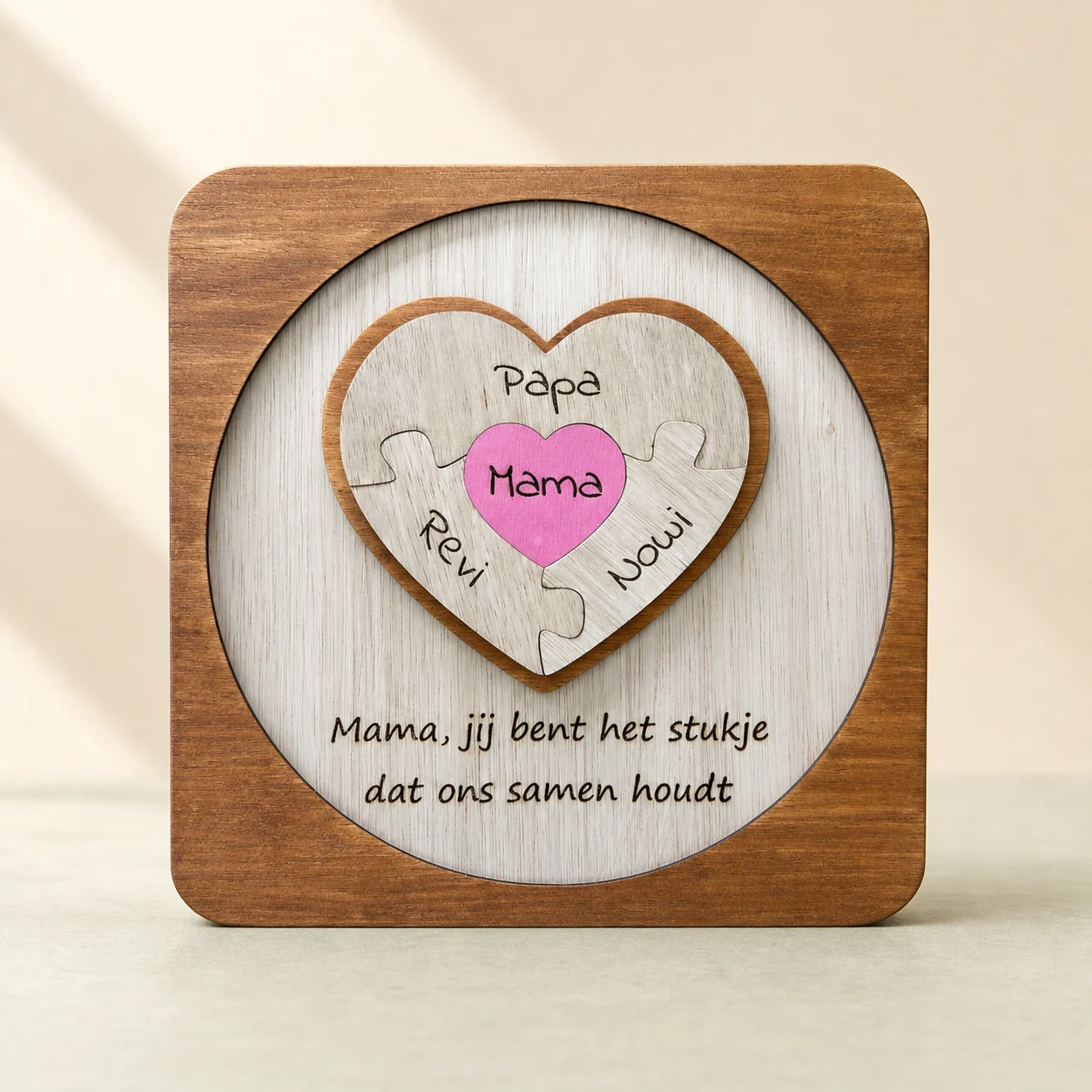 Tablou din lemn cu inimă-puzzle pentru familie, personalizat cu Papa, Mama, Ravi și Novi
