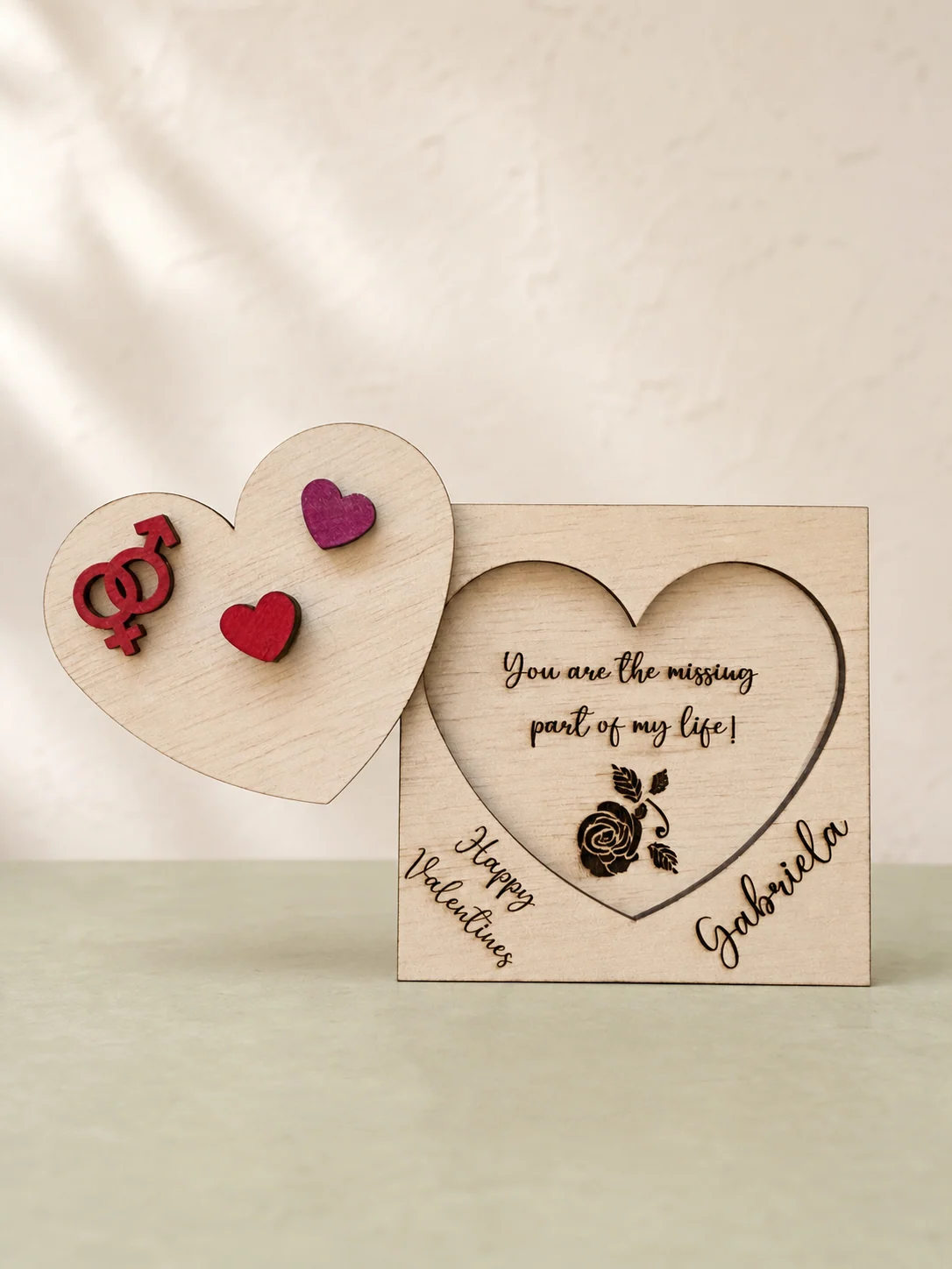 Puzzle din lemn în formă de inimă, cu mesaj romantic gravat și numele Gabriella